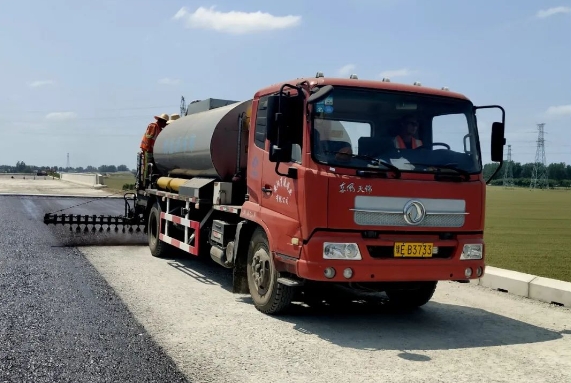 許信高速透層、封層和瀝青下面層試驗(yàn)段攤鋪圓 滿(mǎn)成功